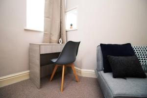 Central 2 Bedroom Apartment, 5 Guests Welcome, Free Off-Peak Parking