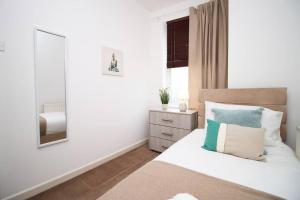 2 Bedroom City Apartment - 20mins Walk to Cabot Circus, With Free Wi-Fi & Off-Peak Parking Included