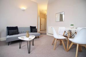 Central 2 Bedroom Apartment, 5 Guests Welcome, Free Off-Peak Parking