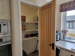 Luxury 2-Bed Lodge in Routh Sleeps 4 with Hot Tub