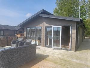 Luxury 2-Bed Lodge in Routh Sleeps 4 with Hot Tub