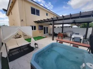 Boutique Style House, Mini Golf BBQ Hot-Tub EV-Charger Foosball - Princeton