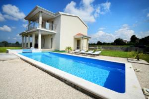 obrázek - modernes Ferienhaus mit Pool, Klimaanlage und Wifi in idyllischer Lage für 7 Personen