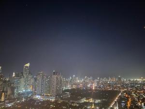 Condo in Makati with Fast WiFi, Free Pool, Netflix and Own Balcony