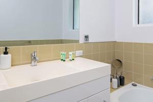 Home among the Gum Trees - free wine