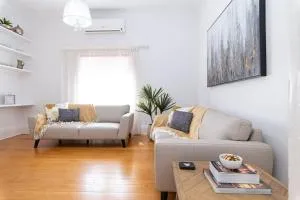 Charming 3-Bedroom Sandstone Haven with free wine - Broadview