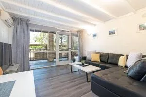 Glenelg Getaway - 2BR, parking and free wine - Plympton