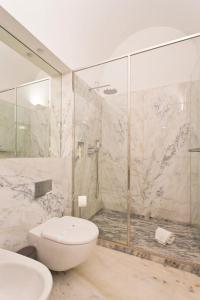 Boutique Rentals- THE CLéRiGoS Apt w patio