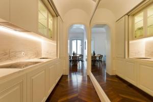 Boutique Rentals- THE CLéRiGoS Apt w patio