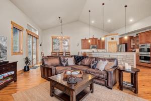 EPIC VIEWS! Luxury Cabin - HotTub, BBQ - Close to SKI, Trails, Red Rocks