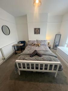 Private Double Bedroom w Microwave, kettle & Smart TV