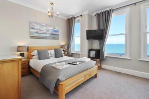 King Room with Sea View - 3rd Floor room in Beach Front Guest House