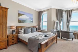 King Room with Sea View - 2nd Floor room in Beach Front Guest House
