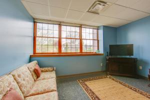 Conference Center and Pond New Kensington Apartment