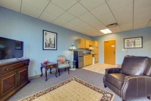 Conference Center and Pond New Kensington Apartment