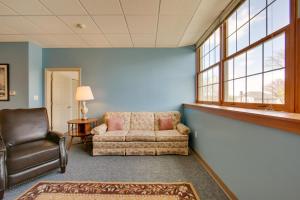 Conference Center and Pond New Kensington Apartment