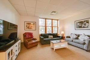 20 Mi to Dtwn Pittsburgh Pet-Friendly Apartment