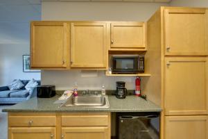 20 Mi to Dtwn Pittsburgh Pet-Friendly Apartment