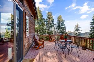 EPIC VIEWS! Luxury Cabin - HotTub, BBQ - Close to SKI, Trails, Red Rocks