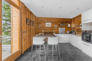 Chalets Grand Chalet Standing Avec Jacuzzi a Chamrousse ski 1750 : photos des chambres