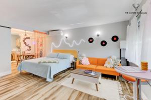 The Moose #10 - Stylish Loft with King Bed, Free Parking & Wi-Fi