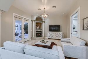 Resort Style Estate, 2 Houses, Putt-Putt Course, B-ball Court, Heated Pool