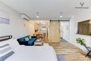 The Moose #11 - Luxe Modern loft with King Bed, Free Parking & Wi-Fi