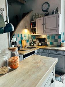 Sejours chez l'habitant Casaluna, chambre climatisee dans maison de village : photos des chambres