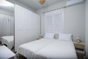 Athens Gem, next to Metro, walk to Acropolis