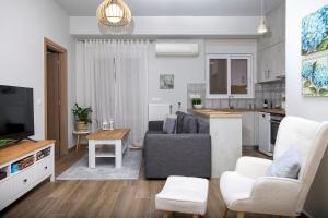 Athens Gem, next to Metro, walk to Acropolis