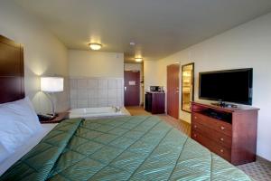 King Suite with Whirlpool room in Cobblestone Inn & Suites - Harper