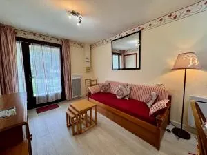 Charmant logement de plain-pied avec Piscine - Avajan