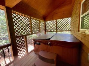 Cabin 2 bed close to Helen hot tub #15