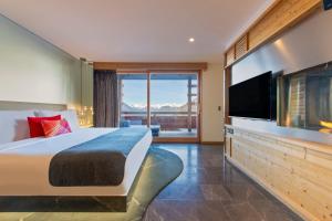 Fantastic King Suite with Balcony and Fireplace room in W Verbier