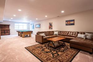 Luxurious 4BR Retreat - Pool Table & Chic Amenities