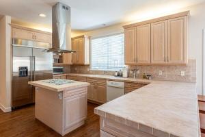 Luxurious 4BR Retreat - Pool Table & Chic Amenities