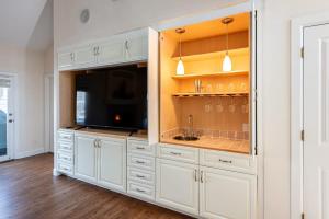 Luxurious 4BR Retreat - Pool Table & Chic Amenities