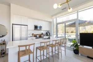 Chic 2BR with Patio - Pool - Hot Tub - BBQ - Friday Harbour - Innisfil