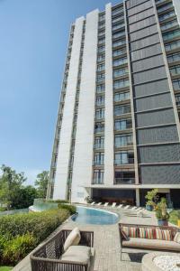 Spacious 3 bedroom apartment with cool amenities