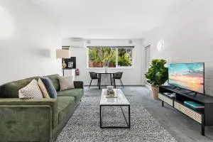 Chic 1-Bed Apartment Across from Royal Park - Parkville
