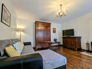 Maison de Bourg Rénovée avec Jardin et Salle de Jeux à Levroux - FR-1-591-204