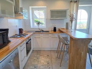 Maisons de vacances Holiday home with panoramic sea views, Plonevez-Porzay : Maison de Vacances 4 Chambres
