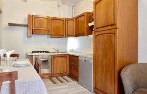 1 Bedroom Cozy Apartment In Massarosa