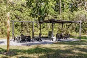 Onyx Oasis - Devils Den - Huge Yard & Pet Friendly - Sleeps 5 - Morriston