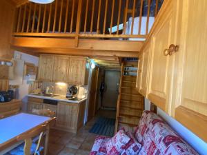 Charmant duplex avec balcon, proche ski et navettes, parking, WIFI - FR-1-693-109