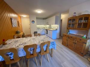 Grand appartement proche centre avec balcon et parking couvert - FR-1-693-107