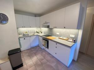 Grand appartement proche centre avec balcon et parking couvert - FR-1-693-107