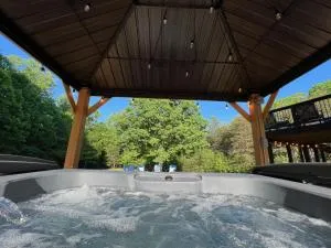 Charming Mountain Escape Hot Tub & Scenic Views - Уэйнсборо