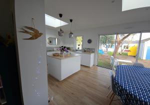 Deux maisons reunis par le jardin et sa cabine de plage, à 8min à pieds des plages et de locéan