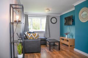 2ndHomeStays- Willenhall-A Serene 3 Bed House with a Garden View-Suitable for Contractors and Families-Sleeps 9 - 7 mins to J10 M6 and 21 mins to Birmingham